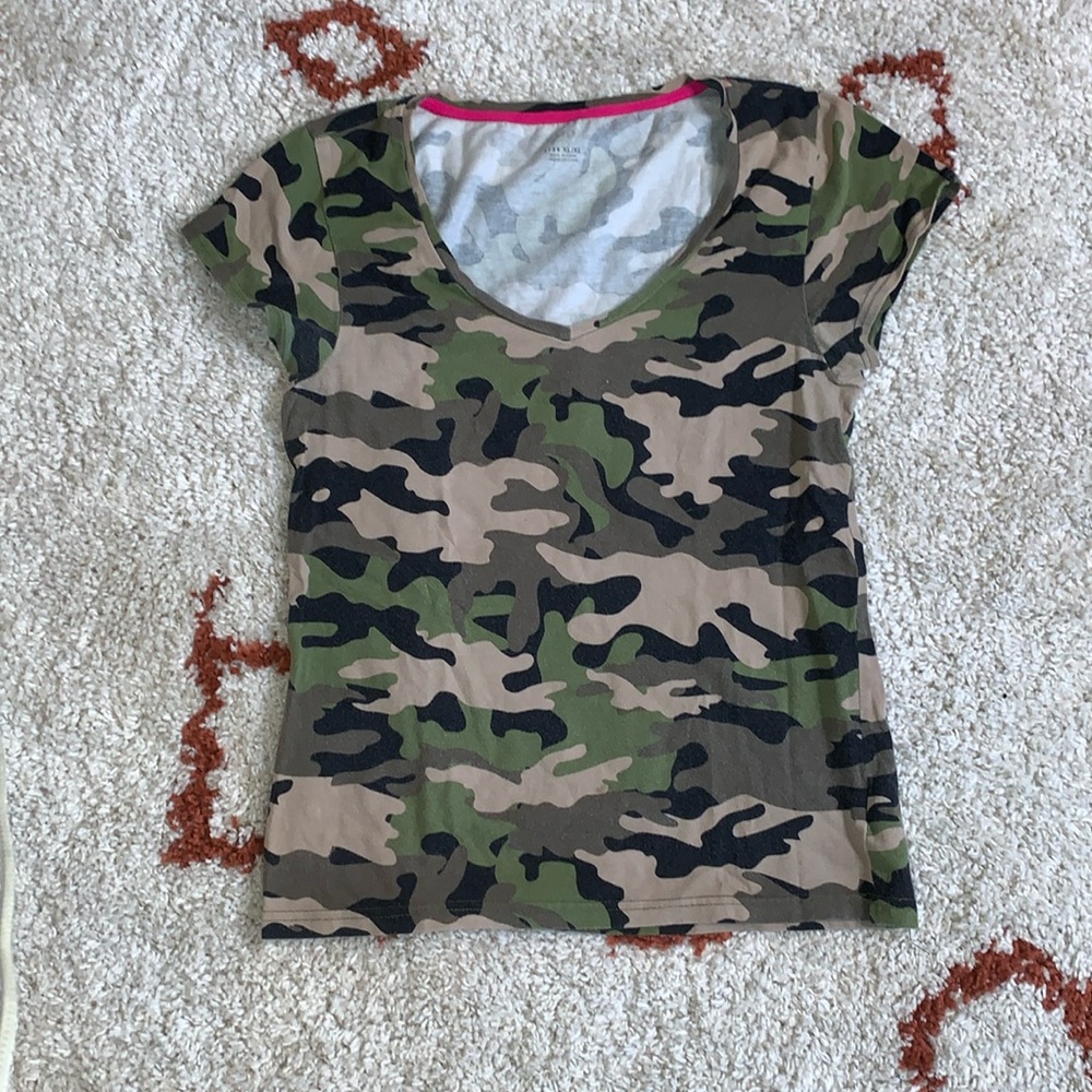 Energie- Camoflage V-Neck Baby Tee- Sz XL- 95% Cotton/5% Spandex